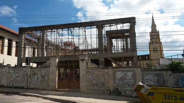 Registro das obras em andamento na E.E. Barão de Macaúbas, no bairro Floresta, em Belo Horizonte (Crédito: Divulgação/DEER-MG)